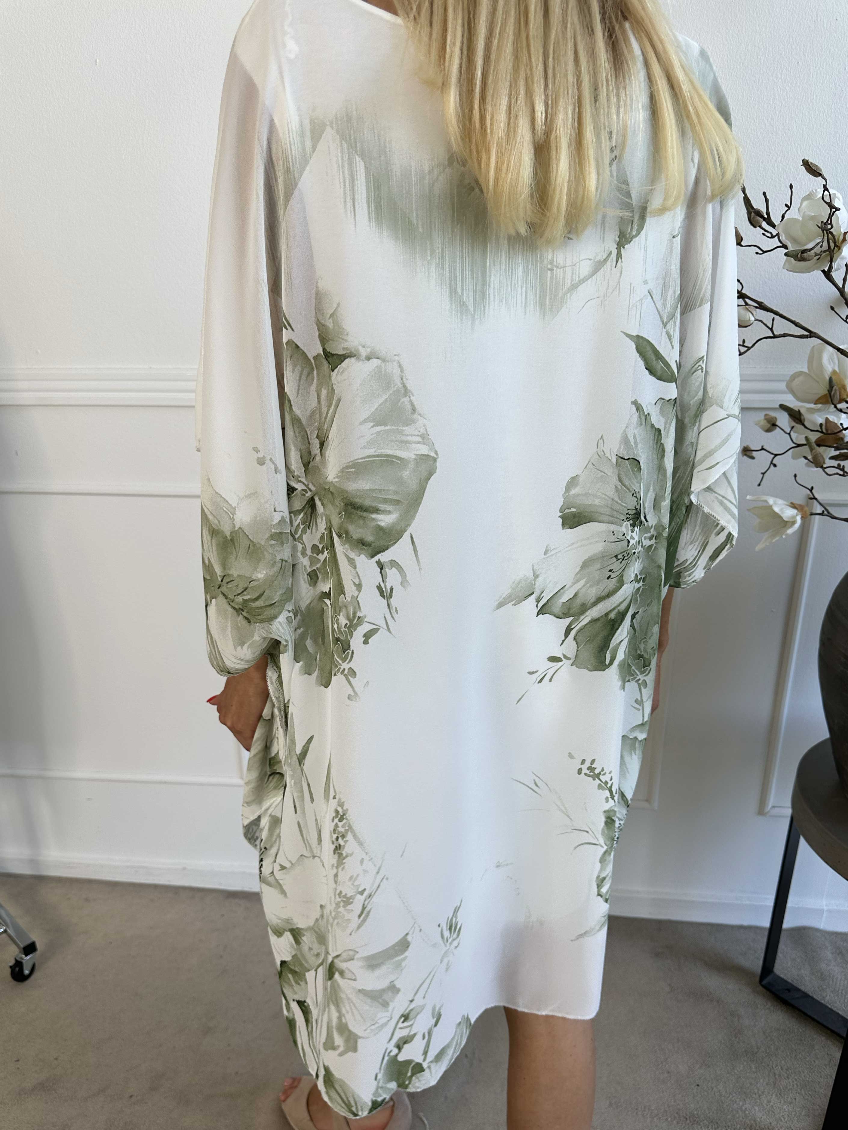 Senja - Kjole i chiffon med blomster og underkjole i viskose